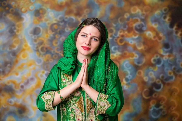 Retrato de bela mulher oriental em sari verde — Fotografia de Stock