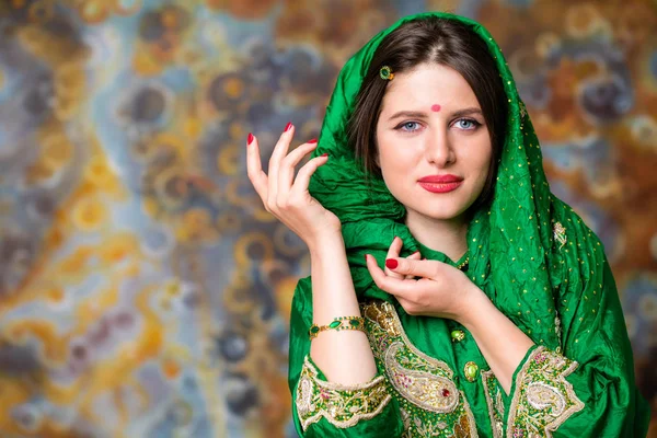 Portrait of beautiful eastern woman in green sari — Stock Photo, Image