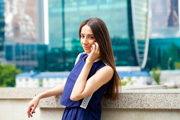 Beautiful young brunette woman calling by phone — Stock Photo, Image