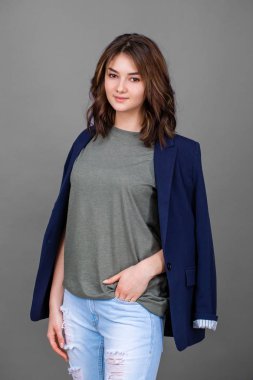 Mutlu güzel esmer kadın