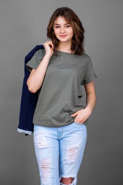 Mutlu güzel esmer kadın