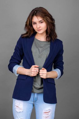 Mutlu güzel esmer kadın