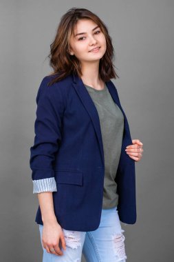 Mutlu güzel esmer kadın