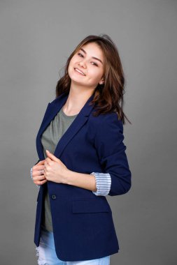 Mutlu güzel esmer kadın