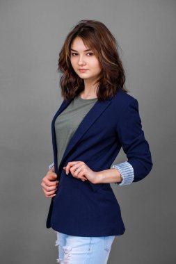 Mutlu güzel esmer kadın