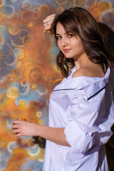 Menina bonita jovem posando no fundo da parede pintada — Fotografia de Stock