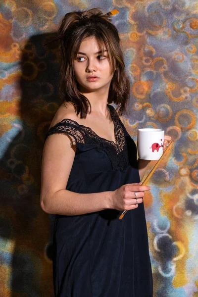 Ung vacker flicka poserar på bakgrunden av målad vägg — Stockfoto
