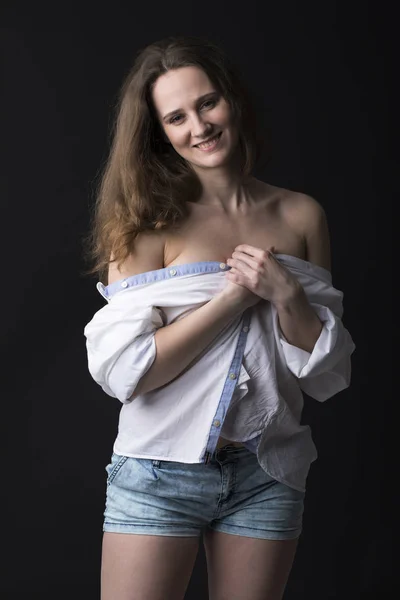 젊은 갈색 머리 여자의 근접 촬영 초상화 — 스톡 사진