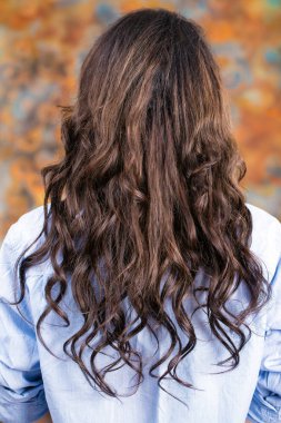 Kadın uzun dalgalı esmer saçlar, arka görüş
