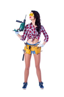 Seksi esmer kadın makinist perforator ile