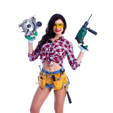 Seksi esmer kadın makinist daire testere ve perforator