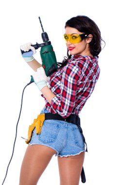 Seksi esmer kadın makinist perforator ile