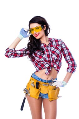 Seksi esmer kadın makinist ile sarı koruyucu gözlük