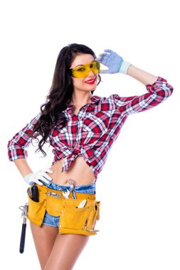 Seksi esmer kadın makinist ile sarı koruyucu gözlük