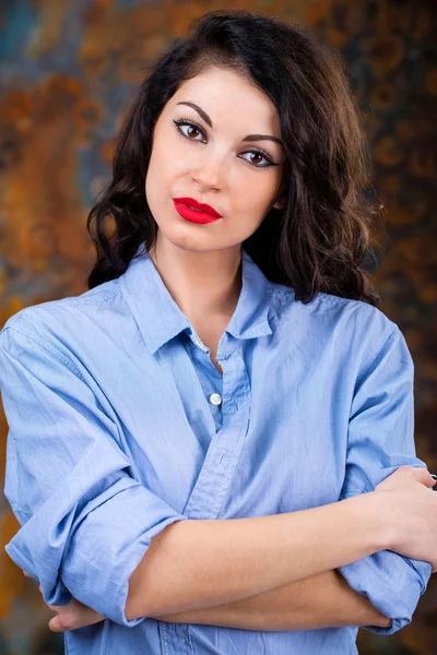 젊은 갈색 머리 여자의 근접 촬영 초상화 — 스톡 사진