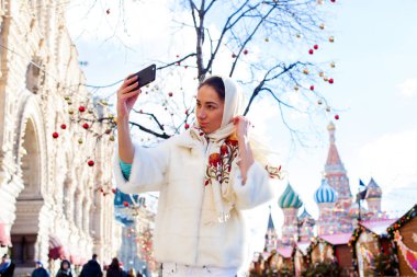 Selfie, cep telefonundan fotoğraflandı genç güzel kız