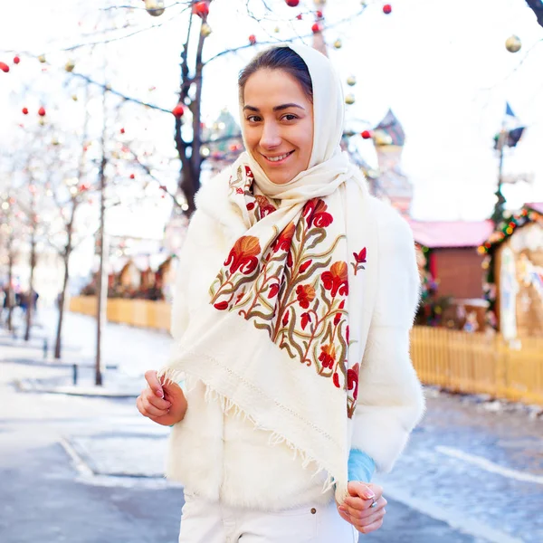 Mulher bonita nova no casaco curto branco da marta — Fotografia de Stock