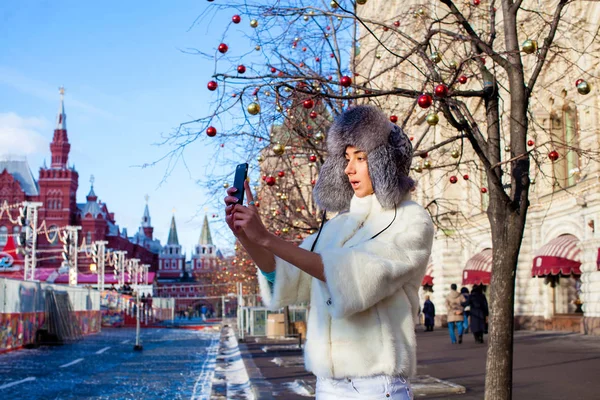 Selfie, Joven hermosa chica fotografiada en un teléfono celular —  Fotos de Stock