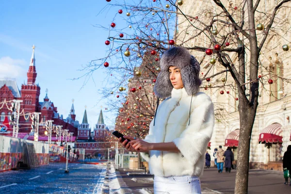 Giovane bella donna in bianco cappotto di visone corto — Foto Stock