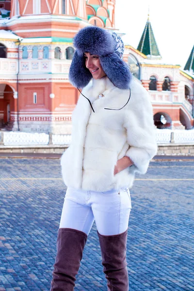 Jeune belle femme en vison blanc court manteau — Photo