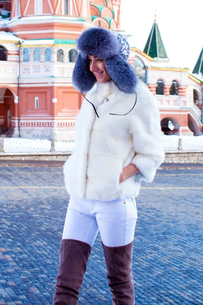 Giovane bella donna in bianco cappotto di visone corto — Foto Stock