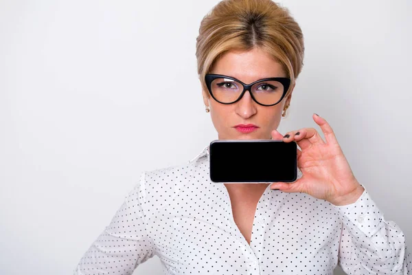 Young business woman shows on your phone — Stock Photo, Image