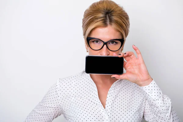 Jeune femme d'affaires montre sur votre téléphone — Photo