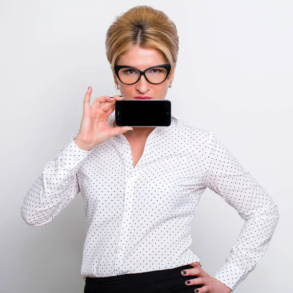 Młody biznes kobieta pokazuje w telefonie — Zdjęcie stockowe