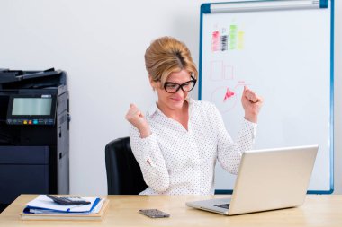 dizüstü bilgisayar kullanan genç iş kadını 