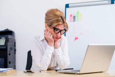 dizüstü bilgisayar kullanan genç iş kadını 