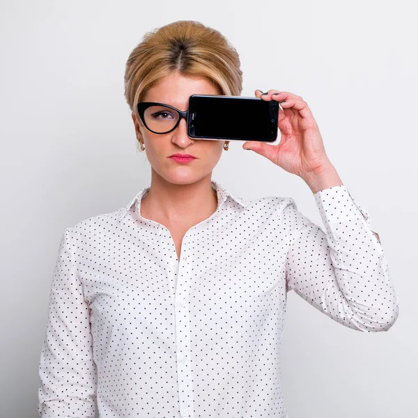 Junge Geschäftsfrau zeigt auf Ihrem Handy — Stockfoto