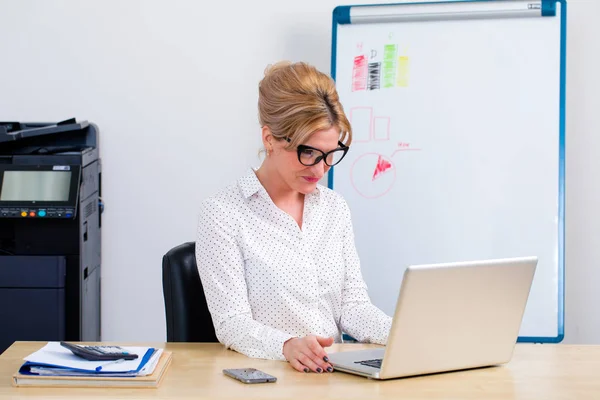 Jovem mulher de negócios usando laptop — Fotografia de Stock