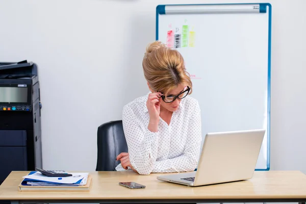 Jeune femme d'affaires utilisant un ordinateur portable — Photo