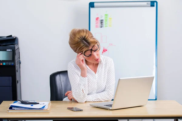 Joven mujer de negocios utilizando el ordenador portátil — Foto de Stock