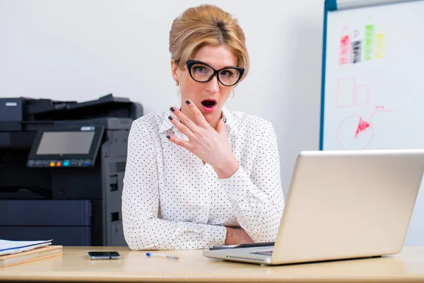 Jovem mulher de negócios usando laptop — Fotografia de Stock