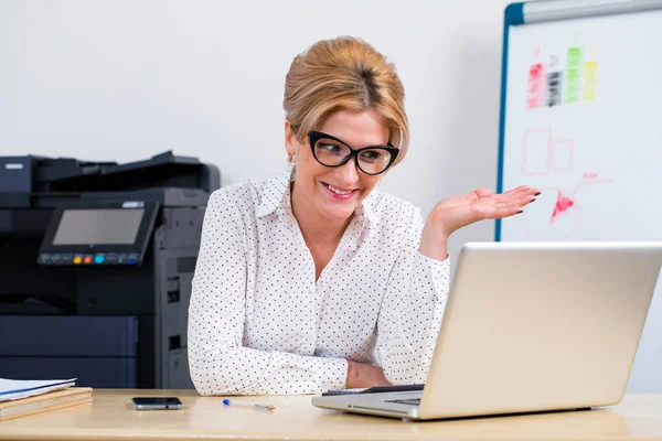 Jovem mulher de negócios usando laptop — Fotografia de Stock