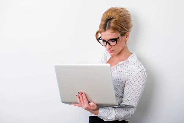 Giovane donna d'affari utilizzando il computer portatile — Foto Stock