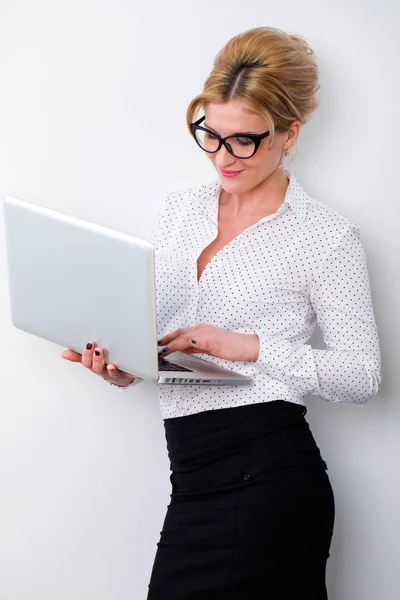 Jovem mulher de negócios usando laptop — Fotografia de Stock