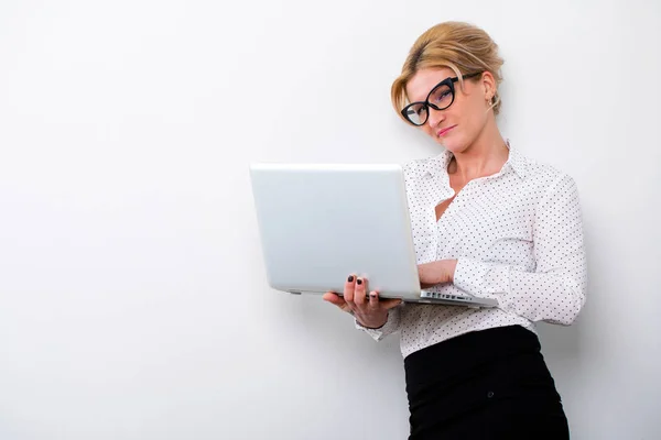 Young business woman using laptop Royalty Free Stock Photos