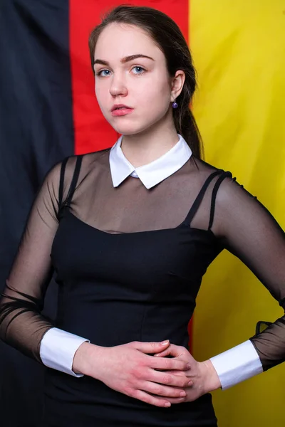 Schöne ruhige brünette Mädchen im Hintergrund der deutschen fla — Stockfoto