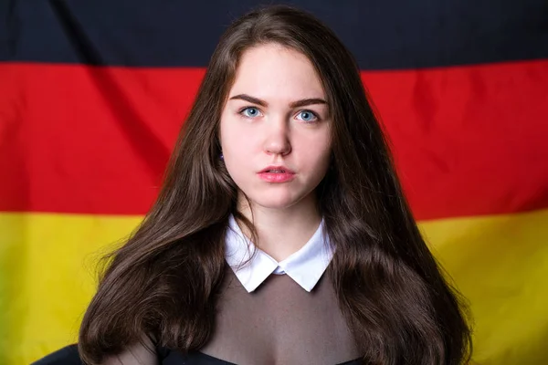 Schöne ruhige brünette Mädchen im Hintergrund der deutschen fla — Stockfoto