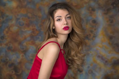 Kırmızı elbiseli sarışın genç güzel kadın