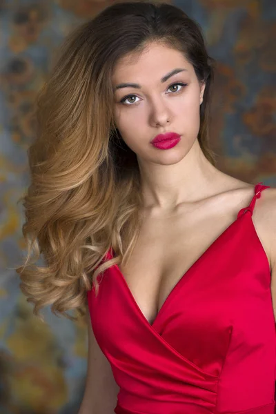 Giovane bella donna bionda in abito rosso — Foto Stock