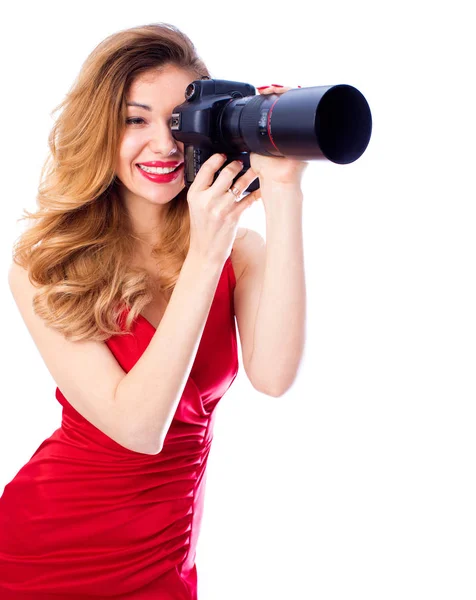 Felice fotografa donna in possesso di fotocamera, isolato su schienale bianco — Foto Stock