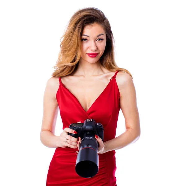 Mujer fotógrafa feliz sosteniendo la cámara, aislado en respaldo blanco — Foto de Stock