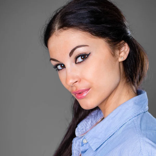 Hermosa cara de mujer de cerca estudio de retrato —  Fotos de Stock