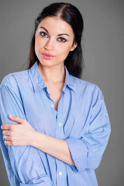 Portrait of beautiful young woman — Stock Photo, Image