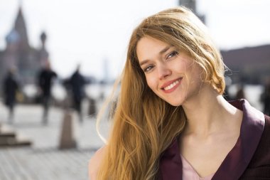 Portre yakın çekim genç güzel sarışın kadın