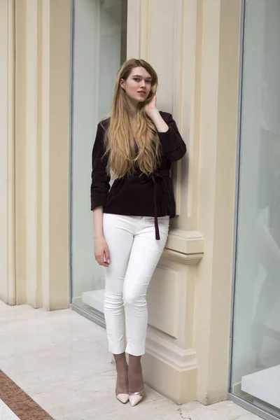 Belle femme blonde en pantalon blanc et veste en velours côtelé — Photo