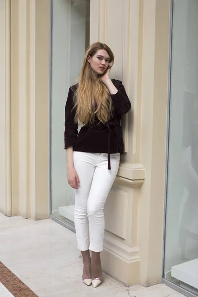 Belle femme blonde en pantalon blanc et veste en velours côtelé — Photo